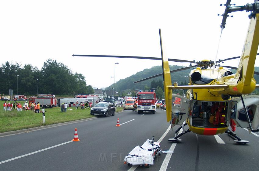 Schwerer Unfall mit Reisebus Lohmar Donrather Dreieck P117.JPG